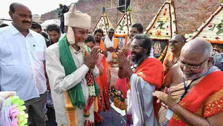  గోదావరి జలాలకు సాష్టాంగ నమస్కారం చేసిన సీఎం చంద్రబాబు