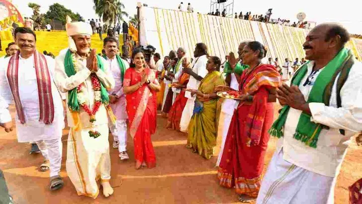  గోదావరి జలాలకు సాష్టాంగ నమస్కారం చేసిన సీఎం చంద్రబాబు