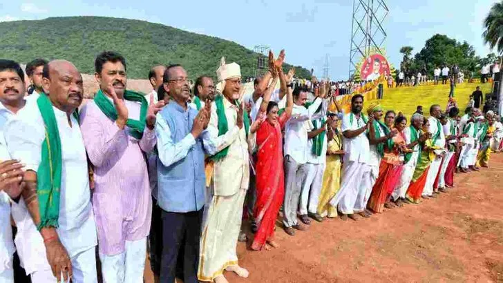  గోదావరి జలాలకు సాష్టాంగ నమస్కారం చేసిన సీఎం చంద్రబాబు