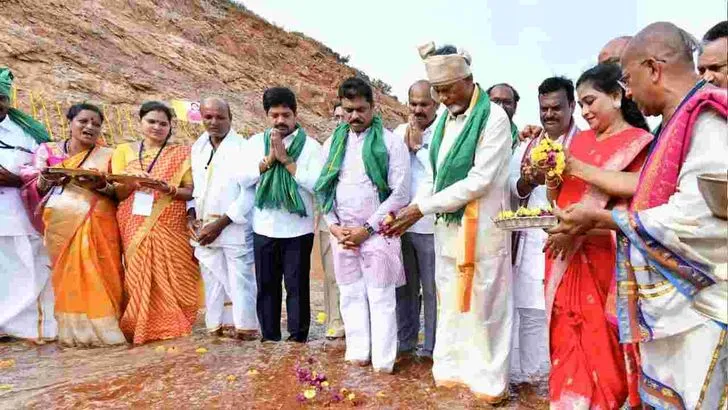  గోదావరి జలాలకు సాష్టాంగ నమస్కారం చేసిన సీఎం చంద్రబాబు
