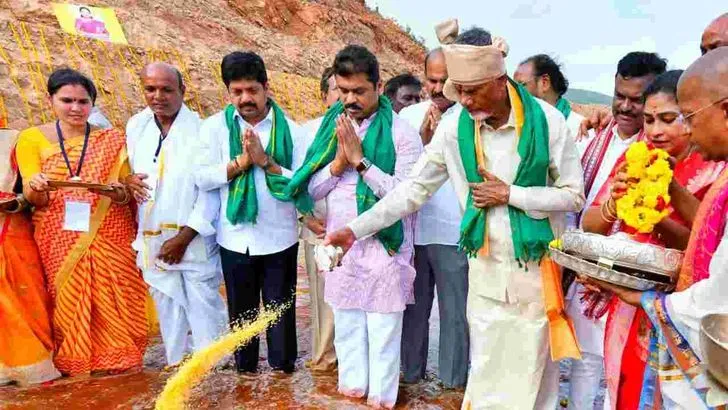  గోదావరి జలాలకు సాష్టాంగ నమస్కారం చేసిన సీఎం చంద్రబాబు