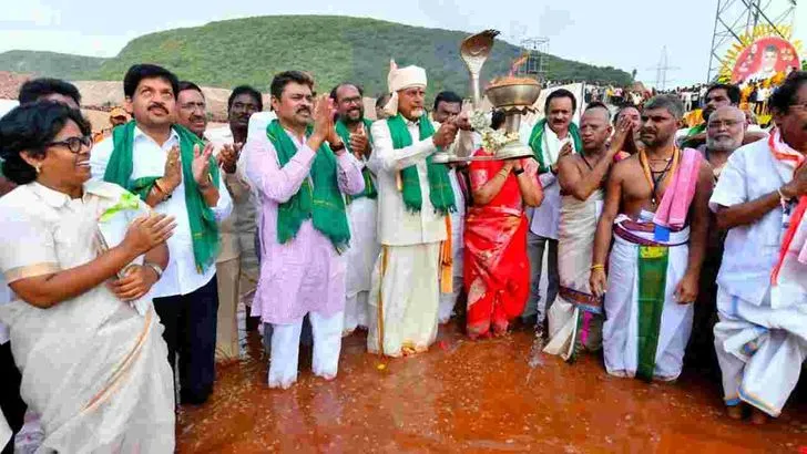  గోదావరి జలాలకు సాష్టాంగ నమస్కారం చేసిన సీఎం చంద్రబాబు