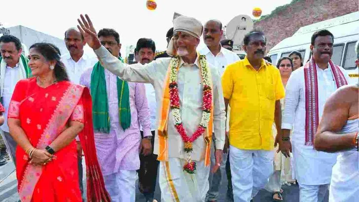  గోదావరి జలాలకు సాష్టాంగ నమస్కారం చేసిన సీఎం చంద్రబాబు