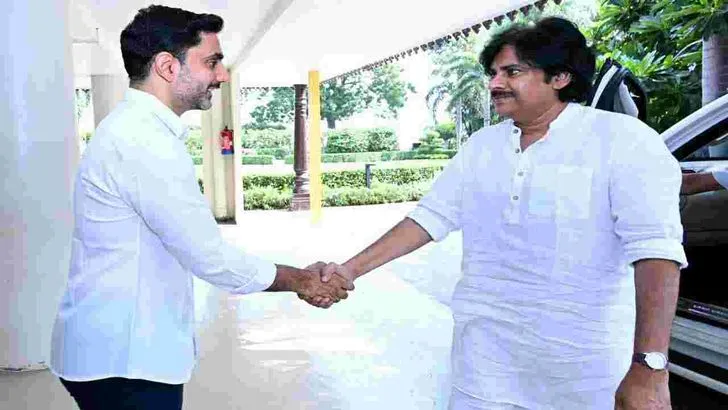 ఏపీ సీఎం చంద్రబాబుతో డిప్యూటీ సీఎం పవన్ కల్యాణ్ భేటీ 