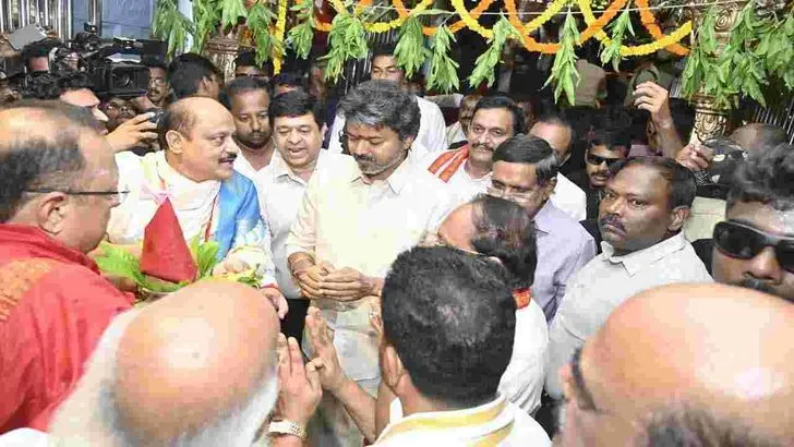 ఇంద్రకీలాద్రిపై కొలువుదీరిన దుర్గమ్మను దర్శించుకున్న సీఎం విజయ్