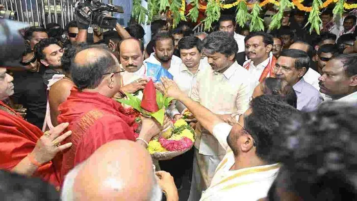 ఇంద్రకీలాద్రిపై కొలువుదీరిన దుర్గమ్మను దర్శించుకున్న సీఎం విజయ్