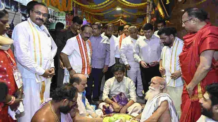 ఇంద్రకీలాద్రిపై కొలువుదీరిన దుర్గమ్మను దర్శించుకున్న సీఎం విజయ్