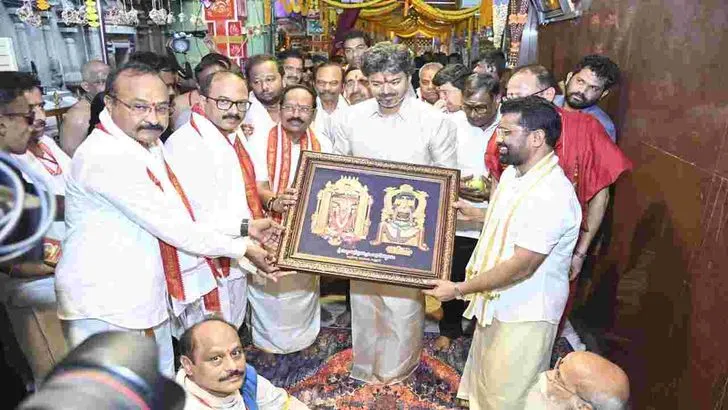 ఇంద్రకీలాద్రిపై కొలువుదీరిన దుర్గమ్మను దర్శించుకున్న సీఎం విజయ్