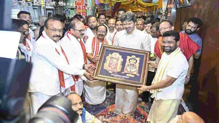 ఇంద్రకీలాద్రిపై కొలువుదీరిన దుర్గమ్మను దర్శించుకున్న సీఎం విజయ్