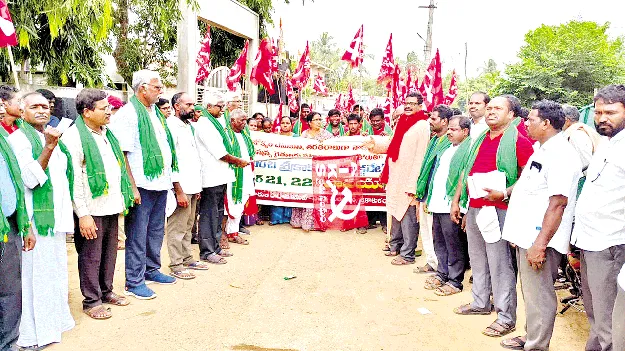 భూ హక్కు పట్టాలు అందజేయాలి