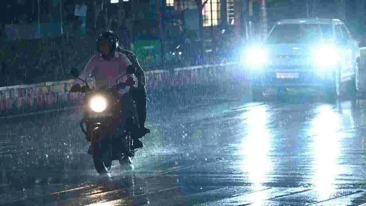 ఆర్నబ్ తుఫాన్ బీభత్సం.. పలు జిల్లాల్లో జనజీవనం అస్తవ్యస్తం