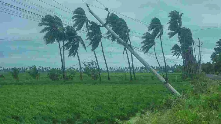 ఆర్నబ్ తుఫాన్ బీభత్సం.. పలు జిల్లాల్లో జనజీవనం అస్తవ్యస్తం
