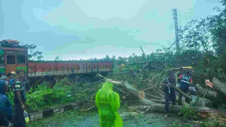 ఆర్నబ్ తుఫాన్ బీభత్సం.. పలు జిల్లాల్లో జనజీవనం అస్తవ్యస్తం