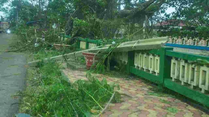 ఆర్నబ్ తుఫాన్ బీభత్సం.. పలు జిల్లాల్లో జనజీవనం అస్తవ్యస్తం