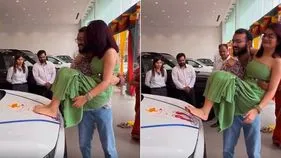 కొత్త కారు బానెట్‌పై భార్య పాదముద్రలు.. దంపతుల వీడియో వైరల్‌..
