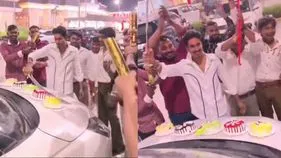 హైవేపై బర్త్‌డే హంగామా.. కార్లపై స్టంట్లు చేసిన 8 మంది అరెస్ట్!