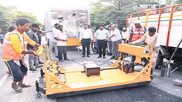 రహదారులపై గుంతలు పూడ్చివేతకు ‘డాక్టర్‌’