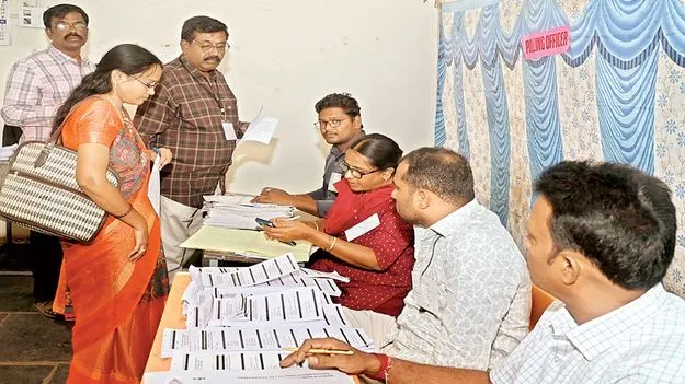 ప్రశాంతంగా పోస్టల్‌  బ్యాలెట్‌ ఓటింగ్‌ 