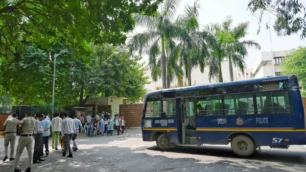 ఢిల్లీలో పాఠశాలలకు బాంబు బెదిరింపులు.. రంగంలోకి పోలీసులు, డాగ్ స్క్వాడ్ బృందాలు 