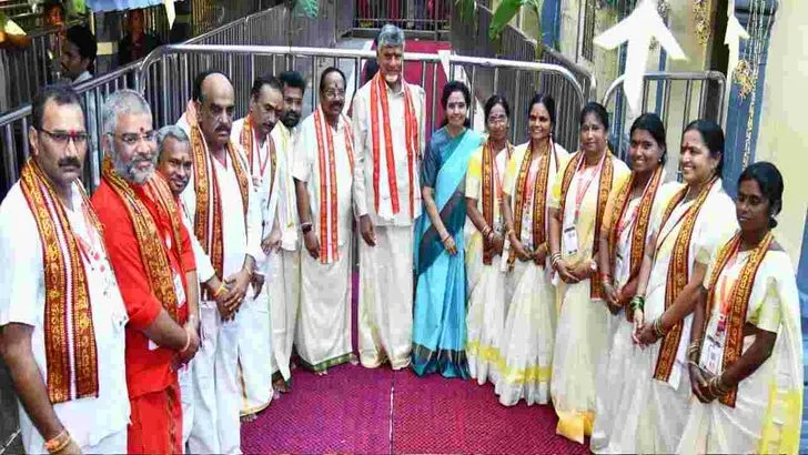 దుర్గమ్మవారికి చీర, సారె సమర్పించిన సీఎం చంద్రబాబు దంపతులు