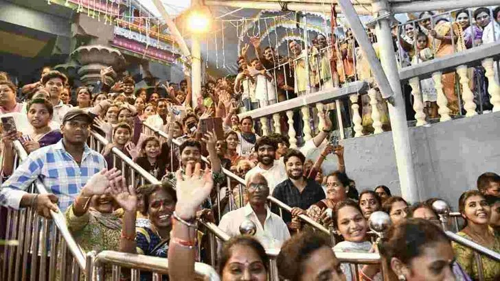 దుర్గమ్మవారికి చీర, సారె సమర్పించిన సీఎం చంద్రబాబు దంపతులు