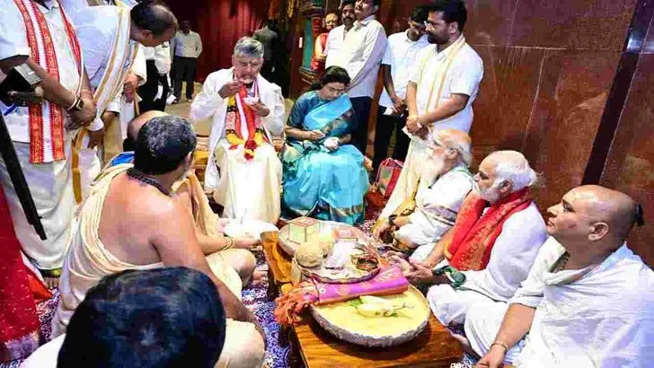 దుర్గమ్మవారికి చీర, సారె సమర్పించిన సీఎం చంద్రబాబు దంపతులు