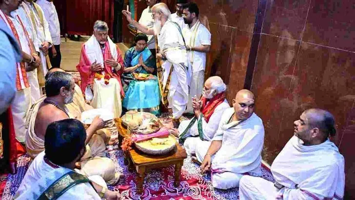 దుర్గమ్మవారికి చీర, సారె సమర్పించిన సీఎం చంద్రబాబు దంపతులు