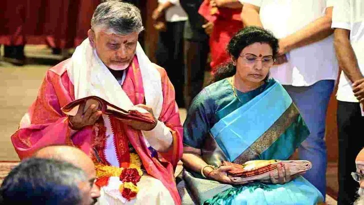 దుర్గమ్మవారికి చీర, సారె సమర్పించిన సీఎం చంద్రబాబు దంపతులు