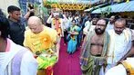 దుర్గమ్మవారికి చీర, సారె సమర్పించిన సీఎం చంద్రబాబు దంపతులు
