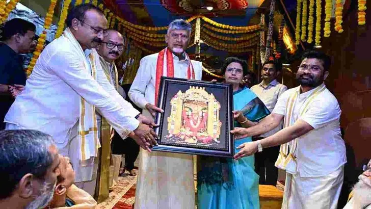 దుర్గమ్మవారికి చీర, సారె సమర్పించిన సీఎం చంద్రబాబు దంపతులు