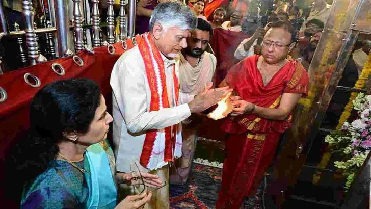 దుర్గమ్మవారికి చీర, సారె సమర్పించిన సీఎం చంద్రబాబు దంపతులు