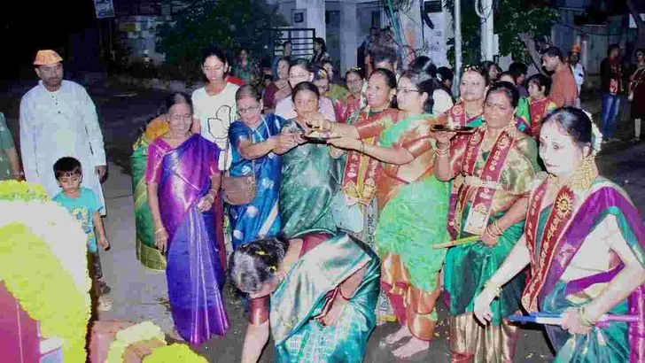 సందడిగా తెలుగు రాష్ట్రాల్లో గణేశ్ నిమజ్జనం..