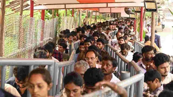శరన్నవరాత్రులు తొలి రోజు.. ఇంద్రకీలాద్రికి పోటెత్తిన భక్తులు..