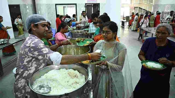 శరన్నవరాత్రులు తొలి రోజు.. ఇంద్రకీలాద్రికి పోటెత్తిన భక్తులు..