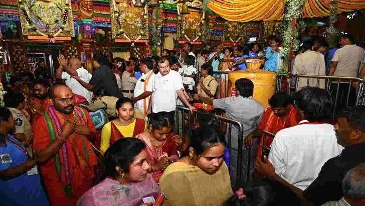 శరన్నవరాత్రులు తొలి రోజు.. ఇంద్రకీలాద్రికి పోటెత్తిన భక్తులు..