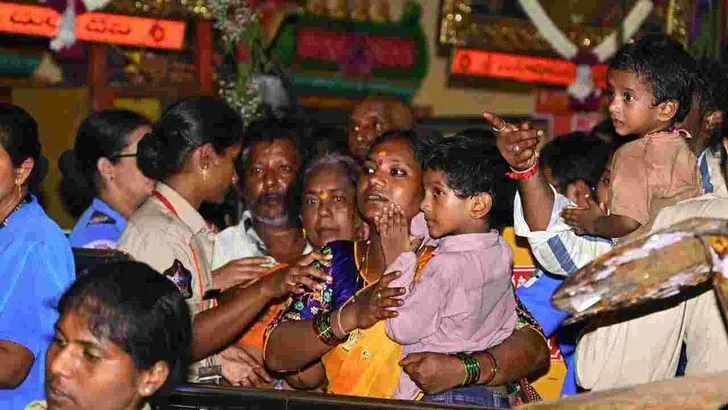 శరన్నవరాత్రులు తొలి రోజు.. ఇంద్రకీలాద్రికి పోటెత్తిన భక్తులు..