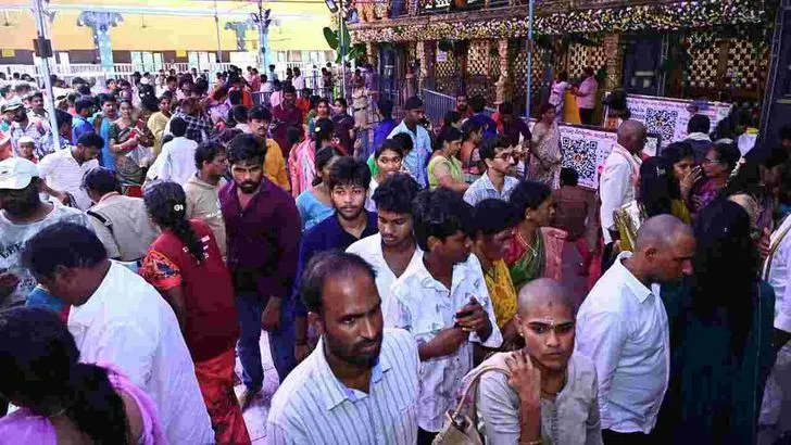 శరన్నవరాత్రులు తొలి రోజు.. ఇంద్రకీలాద్రికి పోటెత్తిన భక్తులు..