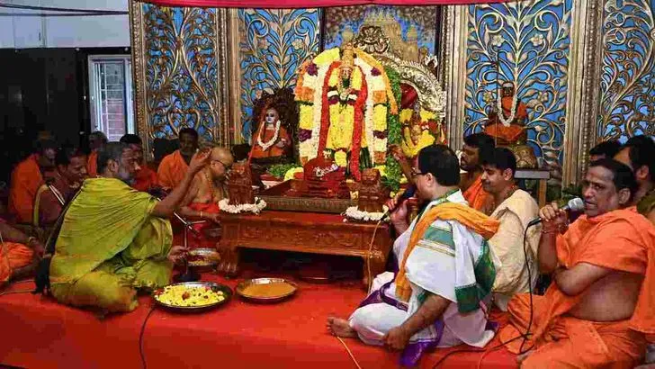శరన్నవరాత్రులు తొలి రోజు.. ఇంద్రకీలాద్రికి పోటెత్తిన భక్తులు..
