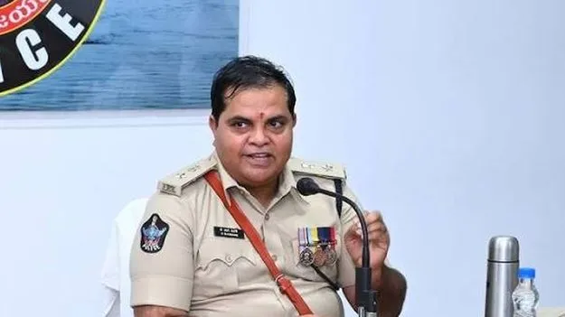 కేసు నమోదులో జాప్యం.. నలుగురు పోలీసులను వీఆర్‌కు పంపిన ఎస్పీ