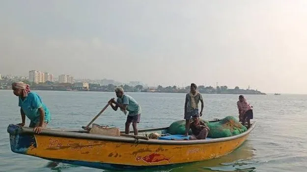 మత్స్యకార కుటుంబాలకు 50 కిలోల బియ్యం