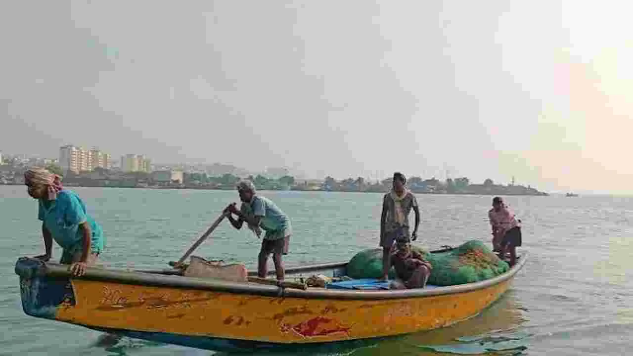 మత్స్యకార కుటుంబాలకు 50 కిలోల బియ్యం