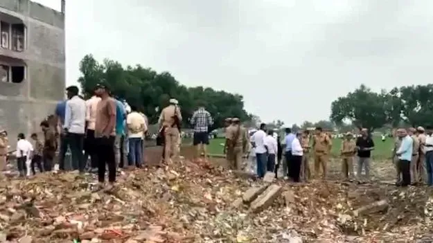బాణసంచా కర్మాగారంలో భారీ పేలుడు.. 11 మంది మృతి..
