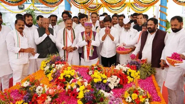 గాంధీ చరిత్రను వక్రీకరిస్తూ గాడ్సేను స్మరిస్తున్నారు
