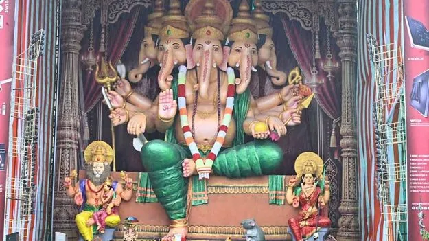 72 అడుగుల మట్టి మహాగణపతి నిమజ్జనం