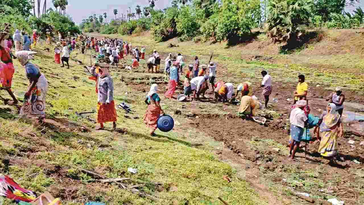 ‘ఉపాధి’ అక్రమార్కులకు చెక్! ‘ఉపాధి’ అక్రమార్కులకు చెక్!