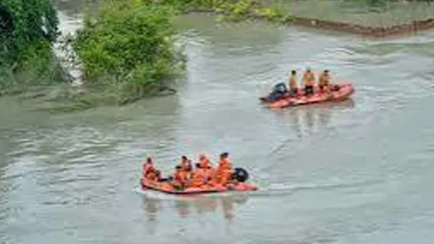 గంగా నదిలో పడవ బోల్తా..13 మంది మృతి