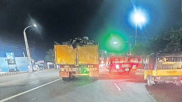 ఓపెన్‌గా... చెత్త తరలింపు
