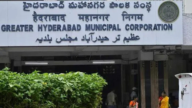జీహెచ్ఎంసీ కార్యాలయం వద్ద ఉద్రిక్తత.. మహిళా కార్మికుల అరెస్ట్ 