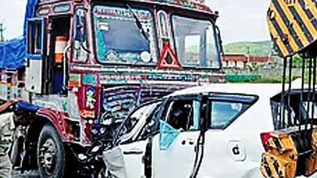 గద్వాల్‌లో లారీని ఢీకొన్న కారు.. ఇద్దరి మృతి