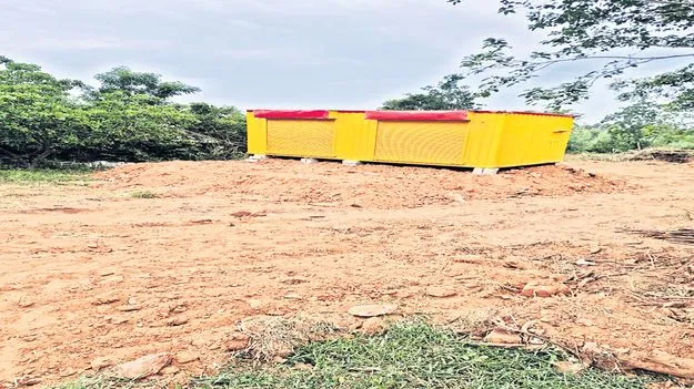 ప్రభుత్వ భూమిలో   దుకాణాలు